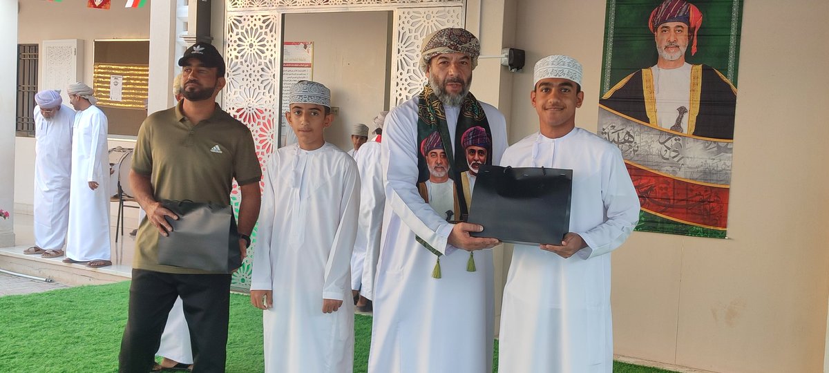EduGovDhr7215's tweet photo. تتقدم الهيئة الإدارية والتعليمية بالتهنئة للطالبان محمد المقرشي وحمد البريدي وذلك لحصولهم على المركز الأول فئة الزوجي  في بطولة عمان للجائزة الكبرى للريشة الطائرة 🏸 وحصول محمد المقرشي على المركز الأول فئة الفردي 🥇🏸.نسأل الله التوفيق
@dhr_moe 
@OmanSSA 
@omanssa_dh 
@orsc_oman https://t.co/vfEf1NSOz2