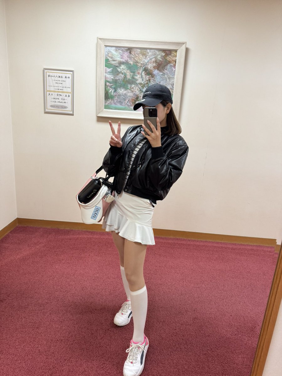 __maigolf__'s tweet photo. 鏡の前でゴルフコーデ撮りがち。
ピンクの床のが本日のコーデです🩷 https://t.co/ROaIX1RmyR