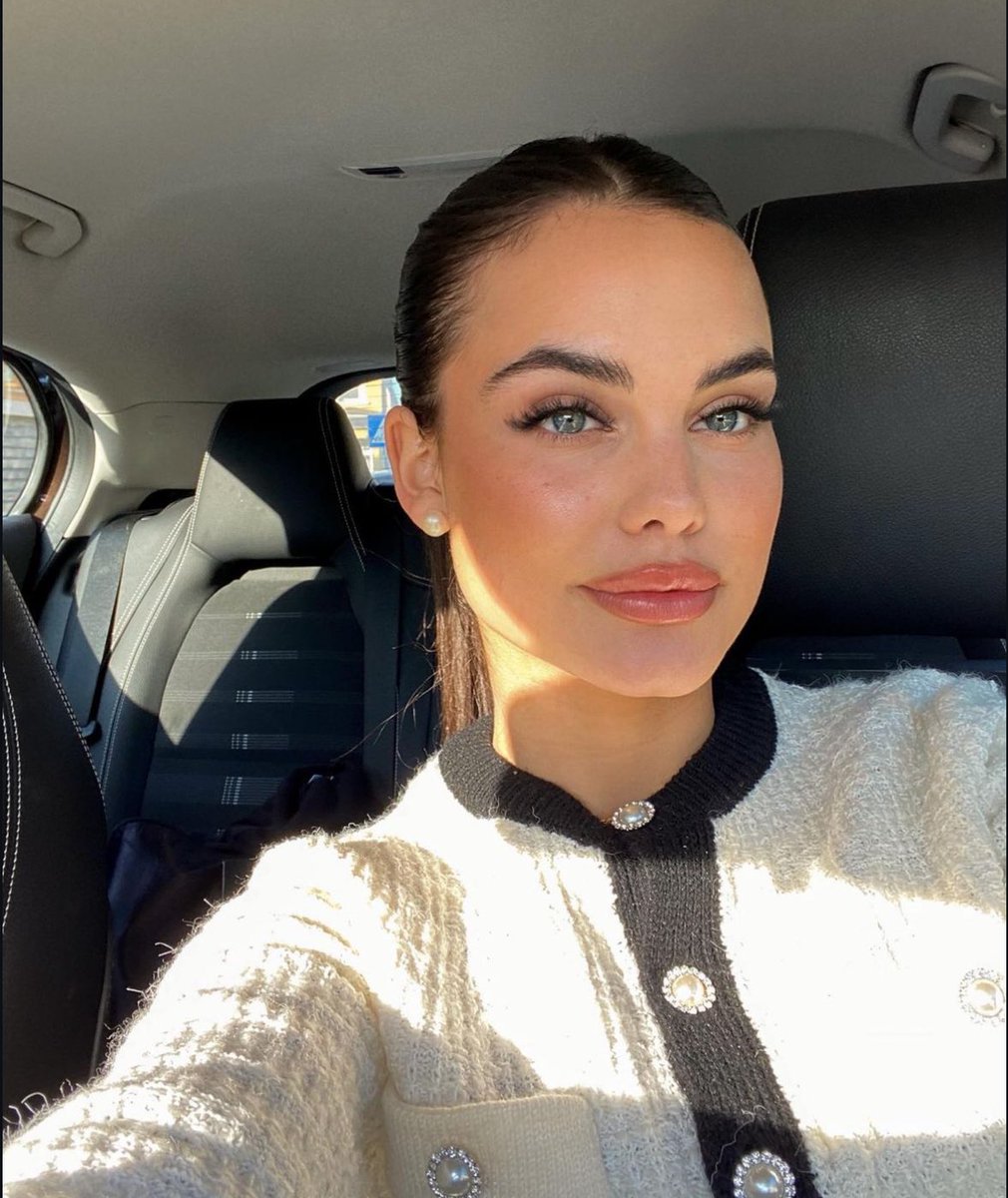 Hola soy Aitana Meyer, tengo 27 años y mis hermanos trillizos. Soy orgullosamente madre de 6 hermosos hijos. Soy fotógrafa pero aveces me gusta cantar. No soy nueva por acá ya llevo bastante tiempo pero es hora de revivir.

Fav y Rt