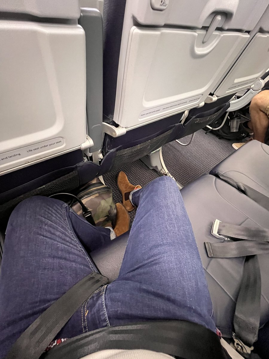 jakhart2's tweet photo. Would you be catching glances at this big bulge if we sat next to each other on a flight? https://t.co/1wMGlmVIgP