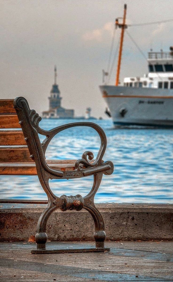 Günaydın yaşamanın yorgun mirasçıları,
ruhunun fiyakasını gül gibi yetiştirenler,
saçları gece ve rüya kokanlar,
kardan sessizlik,buğdaydan tevazu dersi alanlar.
Güzelliğini kusurlarına borçlu olanlar,kıyısız denizciler.
#günaydın her şeye rağmen içinde umudu eksik etmeyenler…☀️