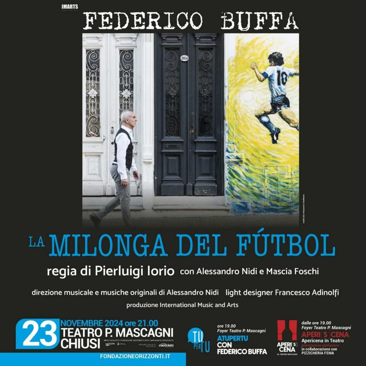 📌𝗙𝗘𝗗𝗘𝗥𝗜𝗖𝗢 𝗕𝗨𝗙𝗙𝗔 𝗰𝗼𝗻 𝗟𝗮 𝗠𝗶𝗹𝗼𝗻𝗴𝗮 𝗱𝗲𝗹 𝗙𝘂𝘁𝗯𝗼𝗹 ⚽️
Sabato 23 𝘯𝘰𝘷𝘦𝘮𝘣𝘳𝘦, 𝘰𝘳𝘦 21
𝗔 𝗧𝗨 𝗣𝗘𝗥 𝗧𝗨 con Federico Buffa ore 19 | Ridotto
𝗔𝗣𝗘𝗥𝗜𝗖𝗘𝗡𝗔 𝗰𝗼𝗻 𝗹𝗮 𝗙𝗲𝗺𝗮
Dalle ore 19 nel Foyer  Teatro apericena prima dello spettacolo