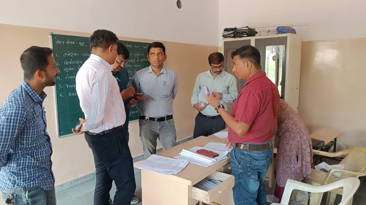 158 -કામરેજ વિધાનસભા મતદાર નોંધણી અધિકારી દ્વારા બુથોની મુલાકાત લઈ બીએલઓને જરૂરી માર્ગદર્શન પૂરું પાડવામાં આવ્યું.
#SSR2025 <a href="/CEOGujarat/">Chief Electoral Officer, Gujarat</a> <a href="/ECISVEEP/">Election Commission of India</a>
<a href="/surat_deo/">District_Election_Officer and Collector Surat</a> <a href="/collectorsurat/">Collector Surat</a>