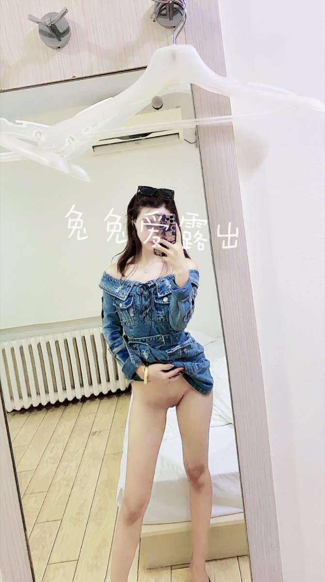 朋友圈和推特的区别，看着很淑女，实际里面没有穿内衣内裤，还有点期待走光的时候被人看到，这样的我够sao么 https://t.co/BjIjEoHWte