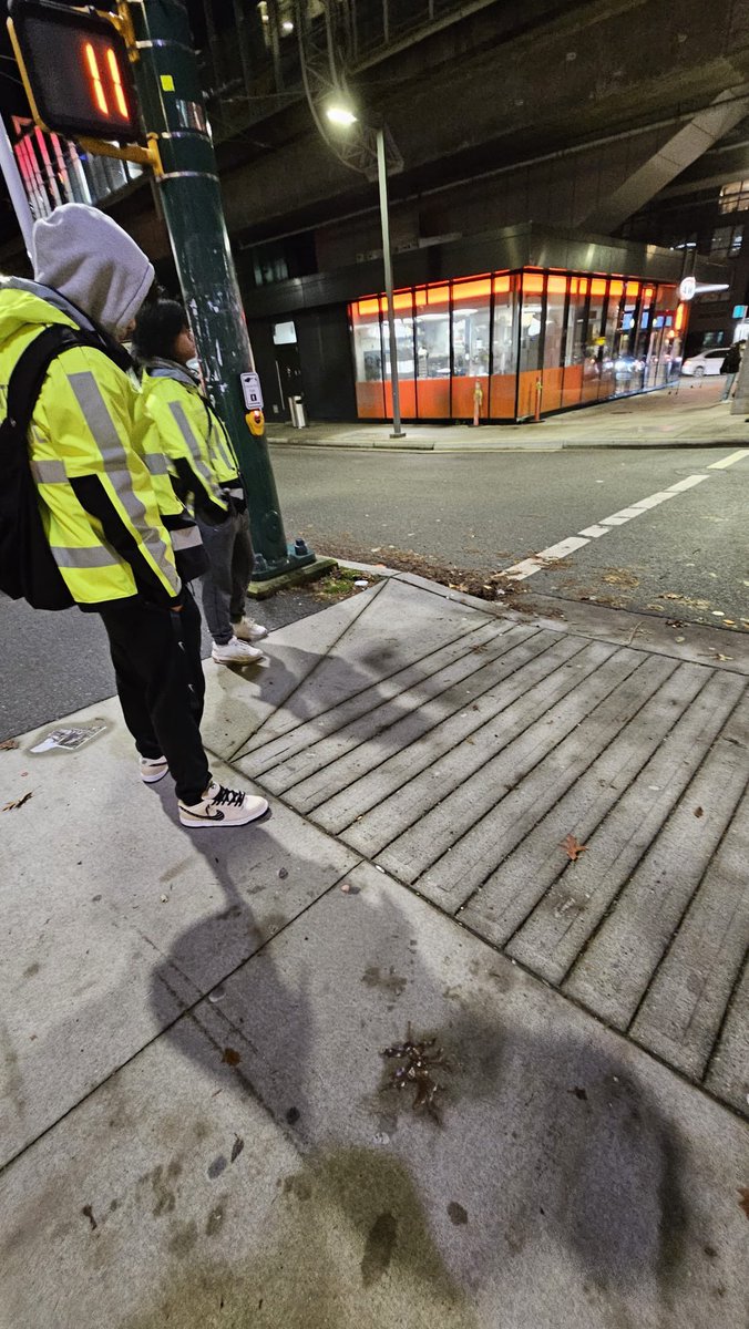 CollingwoodcpcC's tweet photo. Sunday, Nov.17th and
our @CollingwoodCPC #patrol, with 3
#volunteers, Dario,
Darren and Shane, were out on this cold (5C) night checking for issues.
They found them.
#Inspiring work.
The #Vancouver
#Community was served tonight.
#madeadifference
#CommunityCPC
volunteers in action https://t.co/91Ra9yzd7C