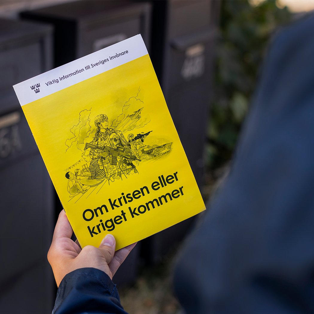 Från idag börjar MSB skicka ut den nya versionen av "Om krisen eller kriget kommer". Broschyren kommer att nå samtliga hushåll i Sverige. Det skickas ut 5,2 miljoner exemplar och utskicket pågår under två veckor: msb.se/sv/aktuellt/ny…