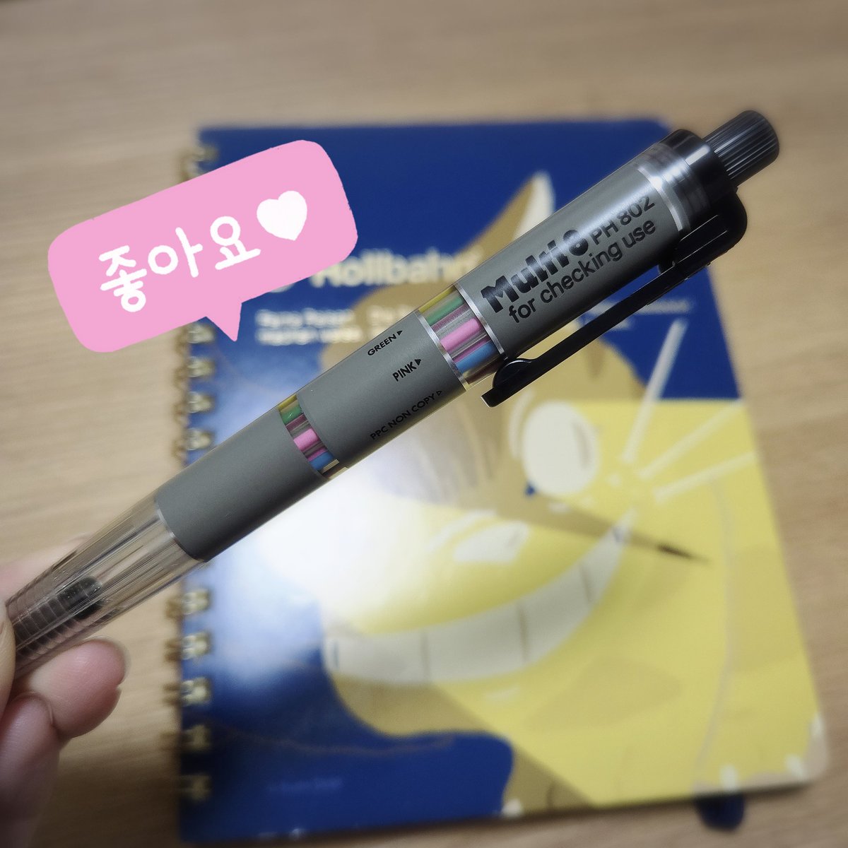 mutukikaede's tweet photo. 憧れの #Multi8 買ったわ〜❤✏️
思ったより細身。
手帳よりもトラベルノートに活躍しそう。 https://t.co/td0stNO6oS