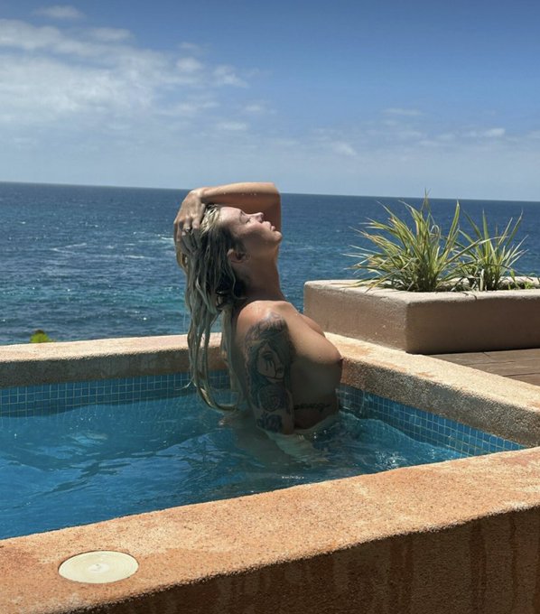 I'm much more at peace when I'm topless ? https://t.co/rLxxDrMYa2