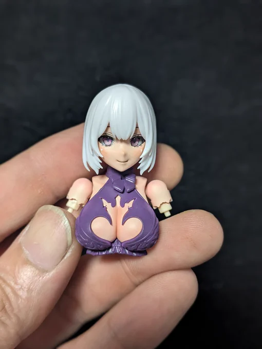 くまばる さんのを少し参考にさせてもらいました。多分工程は違うw(胸の黒っぽいパーツね)成形色↓パープルサフ↓GGXブラック↓アメジストパープル↓クリア光沢↓クリアつや消しといった手順です5工程か…#アルカナディア#プラモデルライフ#帆楼工房 
