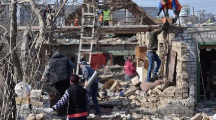 Al menos 10 muertos y 52 heridos tras un ataque masivo con misiles en Sumi, Ucrania. Tensiones entre Rusia, Ucrania liderados por Putin y Zelensky, se denuncia un segundo ataque. Temores de una posible Tercera Guerra Mundial, mientras la OTAN monitorea de cerca los hechos.