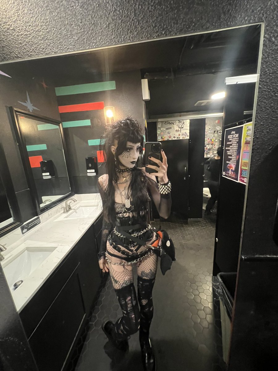Kayleighkadaver's tweet photo. I’ve never felt hotter tbh https://t.co/ZiOQ2j6vNu