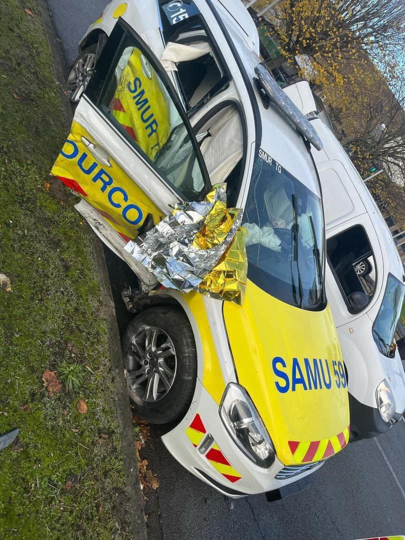 ActuSamu's tweet photo. [ ActuSAMU - Soutien ] : 🙏 L’association #ActuSAMU apporte son plein soutiens aux professionnels de santé 🩺 du #SMUR de #Tourcoing 🚑 #SAMU59 blessés en se rendant sur une intervention 🆘 Prompt rétablissement aux personnels blessés 💙
✅

📸 #UNSA https://t.co/60Q1f5x4eB