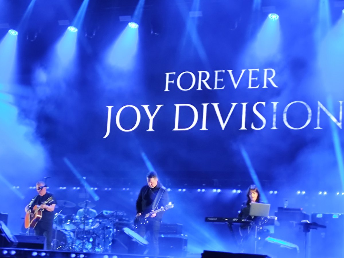 PazAletse's tweet photo. Presentación toda preciosa que dio New Order ayer.  🖤💃 https://t.co/rT0zZBBZ8A
