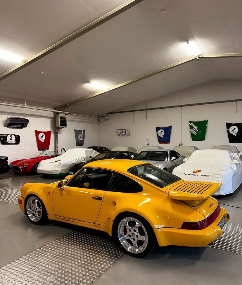 Jordan92338366's tweet photo. 964 TurboS in Signal Yellow……🤯 https://t.co/F9LWYpTAkd