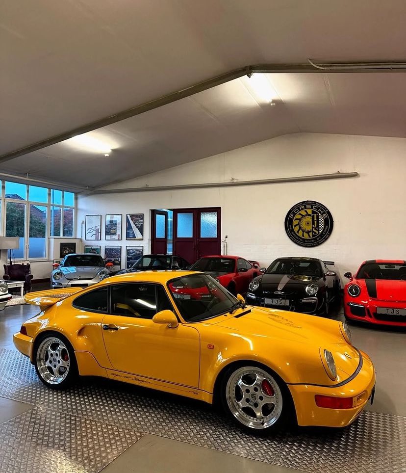 Jordan92338366's tweet photo. 964 TurboS in Signal Yellow……🤯 https://t.co/F9LWYpTAkd
