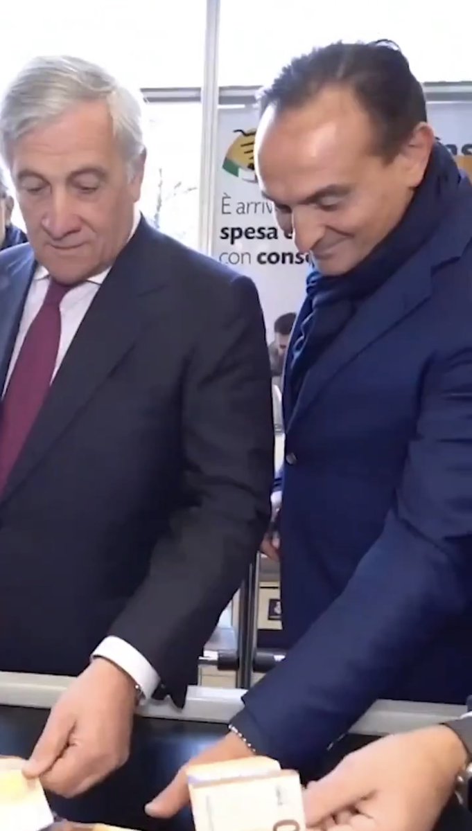 Il video di Tajani al supermercato è semplicemente di una indecenza vomitevole.
Il capolavoro di chi prende 30000 euro al mese è stato convincere chi ne prende 1300 che la colpa è di chi ne percepisce 500.
Adesso si fanno filmare che fanno l’elemosina.
Vergognosi.