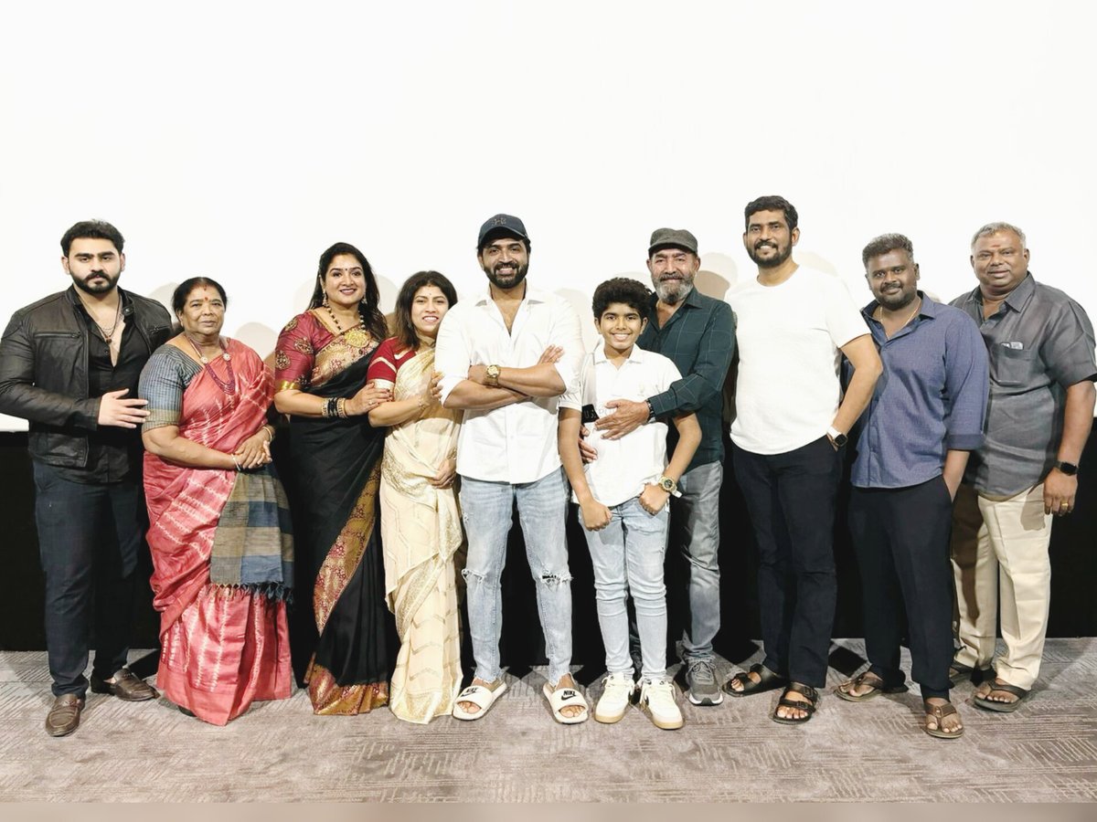 arunvijayno1's tweet photo. மன நெகிழ்வுடனும் கனத்த இதயத்துடனும், என் இயக்குனர் திரு. பாலா சார் அவர்களுக்கு,

நான் திரையுலகில் கால் பதித்த காலத்தில் இருந்து, உங்கள் படைப்புகளின் ரசிகனாகவும், உங்களைக் கண்டு வியந்து, நேசித்து, ஒரு நடிகனாக "எனக்கும் இப்படி ஒரு வாய்ப்பு கிடைக்காதா" என ஏங்கியவனுக்கு தங்களின் இயக்கத்தில் பணியாற்ற 'வணங்கான்' படத்தின் மூலம் வாய்ப்பளித்தமைக்கு மனமார்ந்த நன்றிகள்.

நம் படப்பிடிப்பின் பொழுது கூட இக்கதையின் பாதிப்பை நான் முழுமையாக உணரவில்லை. 
ஆனால் அதனை இப்பொழுது வெள்ளித்திரையில் காண்கையில், 
என் உணர்ச்சிகளை வெளிப்படுத்த வார்த்தைகள் இல்லை.
என் பெற்றோரை பெருமையில் நெகிழ்வடைய செய்தமைக்கு உங்களை வணங்குகிறேன்.🙏🏻🙏🏻

எனது திரையுலக பயணத்தில், வணங்கான் ஒரு மிக முக்கியமான பாகமாக அமையும் என்பதில் எனக்கு துளி அளவும் சந்தேகமில்லை!

இப்படைப்பின் மீது முழுமையான நம்பிக்கை வைத்து, பக்க பலமாக இருந்து கொண்டிருக்கும்
திரு. சுரேஷ் காமாட்சி அவர்களுக்கும் என் நெஞ்சார்ந்த நன்றிகள். 🙏🏻

மக்கள் அனைவரும் இப்படத்தை விரைவில் திரையில் காணும் நாளை மிகவும் ஆவலுடன் எதிர்நோக்கி காத்துக் கொண்டிருக்கும்...

உங்கள் அருண் விஜய்.

#Vanangaan #வணங்கான் @IyakkunarBala @sureshkamatchi