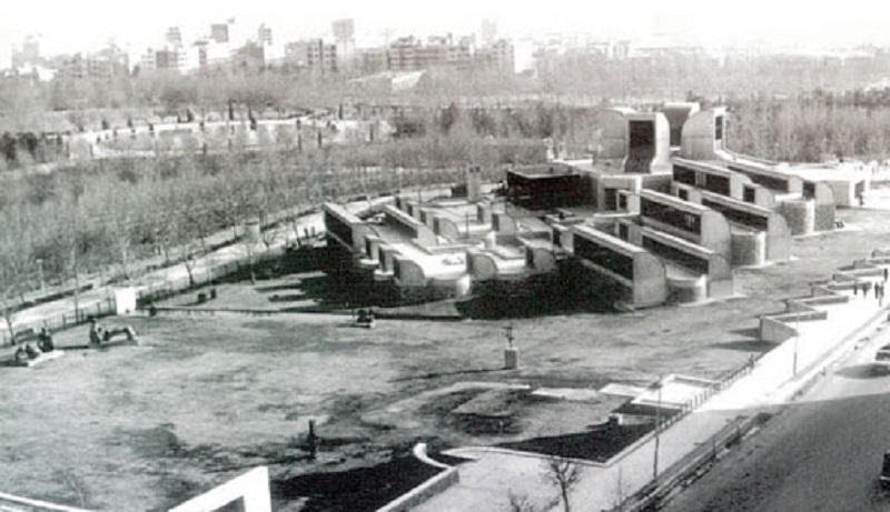 IranianThings's tweet image. تاسف خوردن از سلفی‌گرفتن بازدیدکننده‌های موزه هنرهای معاصر بیش از هر چیزی به معنای درک نکردن ماهیت هنر مدرن و بی‌اطلاعی از اهمیت موزه‌ها در ارتقای زیباشناسی جامعه است.هنر مدرن مخاطب اثر را از قیدهای سنتی هنرشناسی رها کرد تا فارغ از طبقه و جایگاه اجتماعی بیننده و تفسیرگر هنر باشد.