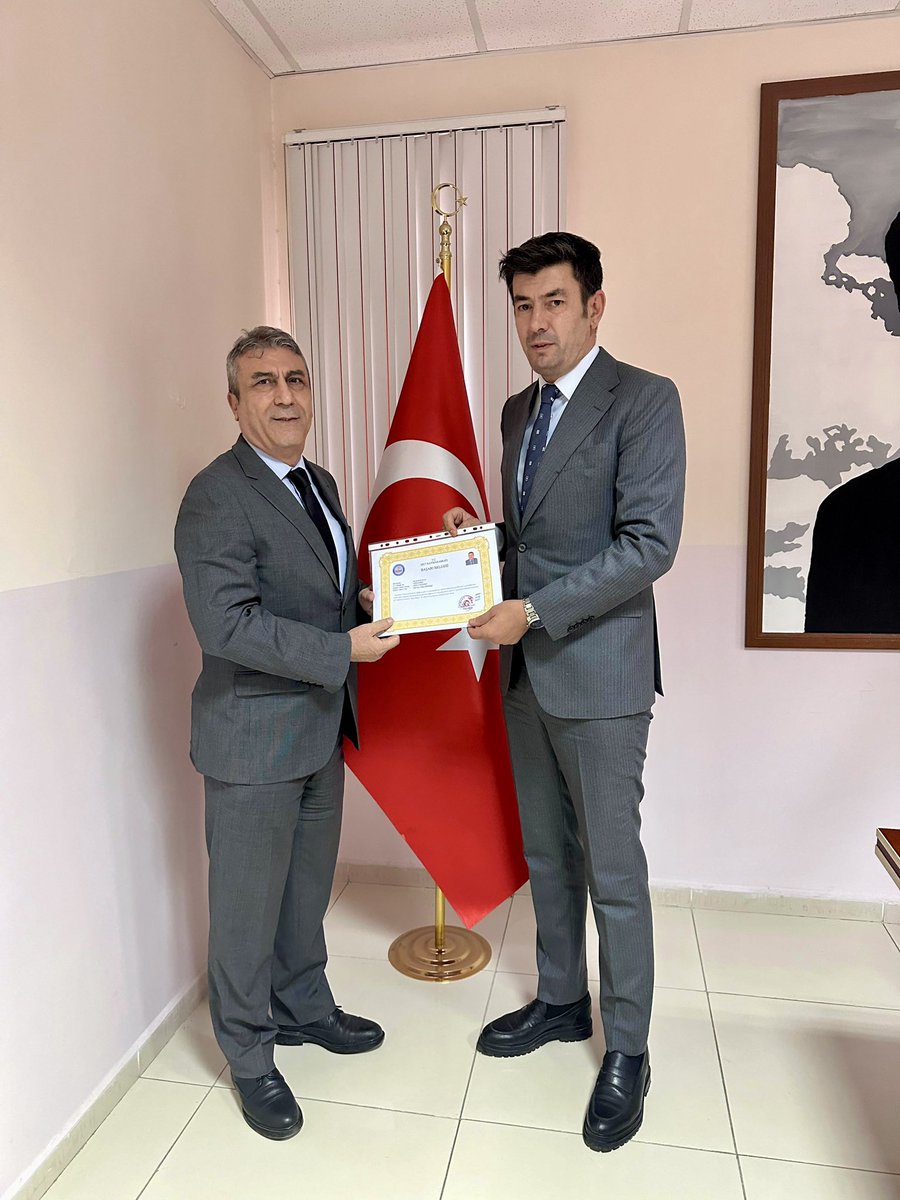 SavasBasarann's tweet photo. #Mut Nüfus Müdürlüğü Personeline,özverili çalışmalarından dolayı Başarı belgesi ile taltif eden Kaymakamımız Sayın İhsan AYRANCI ‘ya (@ihsanAyranc ) teşekkür eder yeni görevinde başarılar dileriz #HayatınızınHerAnında @MersinValiligi @AfyonValiligi @TC_icisleri https://t.co/kIspLKhFpe