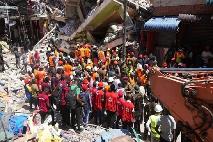 Tanzania: Rescuers send water through holes to people trapped in building collapse dlvr.it/TGF28N #Featured #GeneralNews