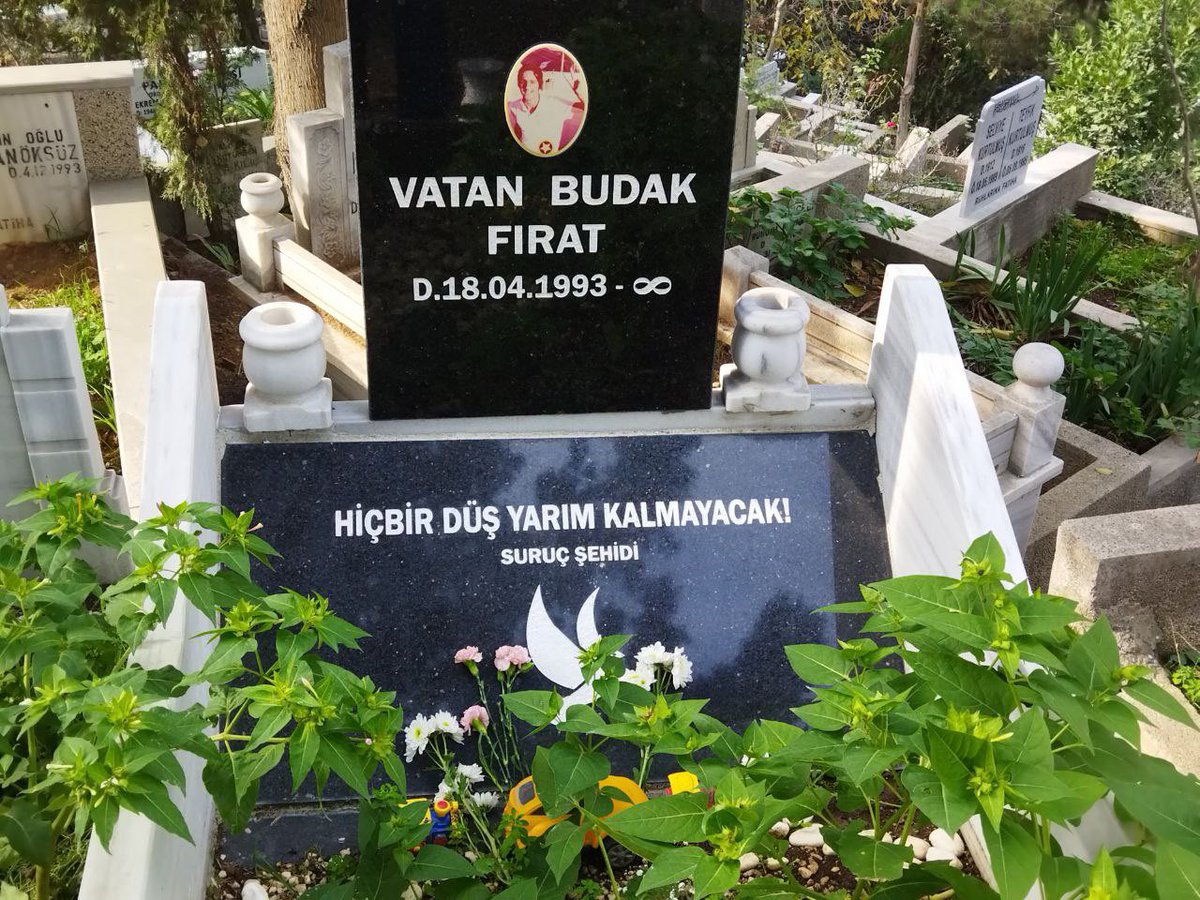 Özgürlük savaşçılarımızın can feda direnişiyle kazanılan Kobanê’yi yeniden inşa etmek için çıktıkları yolda, Suruç’ta katledilen düş yolcularımızdan Vatan ve Bahar anneyi mezar başlarında andık.

Kasım ayı, 33’lerin düşlerini yaşatma ve ideallerini zafere taşıma çağrısıdır.