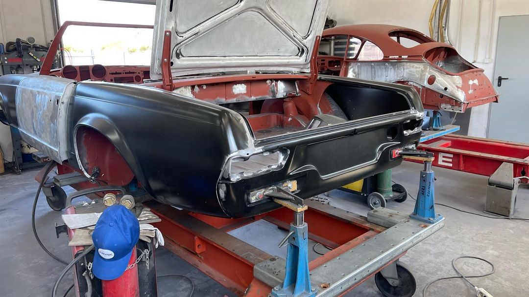 Celettegroup's tweet image. Update on the #Mercedes Benz 280SL: It is currently undergoing a full restoration and has been placed on a #Celette #framemachine with dedicated jigs to ensure it is restored to its original factory condition, just as it was when it first rolled off the production line.