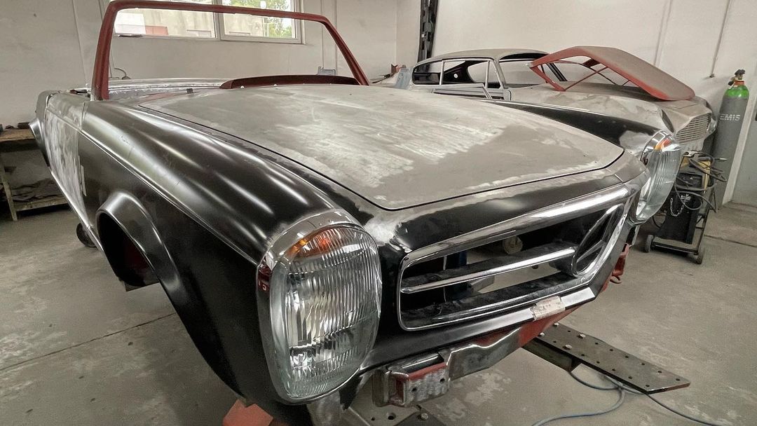 Celettegroup's tweet image. Update on the #Mercedes Benz 280SL: It is currently undergoing a full restoration and has been placed on a #Celette #framemachine with dedicated jigs to ensure it is restored to its original factory condition, just as it was when it first rolled off the production line.