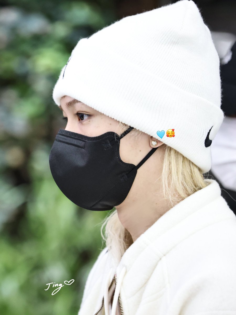10nicebam23's tweet photo. 복이 일본 엠디 귀걸이한건가? 깜찍이 https://t.co/BrHmeCqxnf