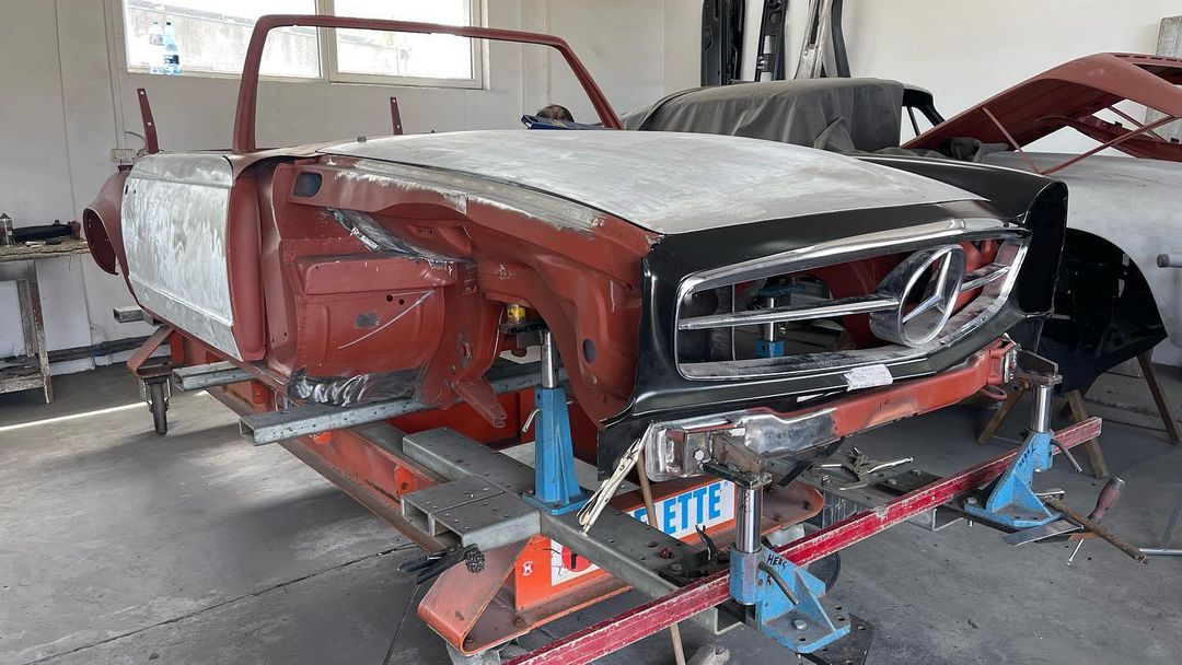 Celettegroup's tweet image. Update on the #Mercedes Benz 280SL: It is currently undergoing a full restoration and has been placed on a #Celette #framemachine with dedicated jigs to ensure it is restored to its original factory condition, just as it was when it first rolled off the production line.