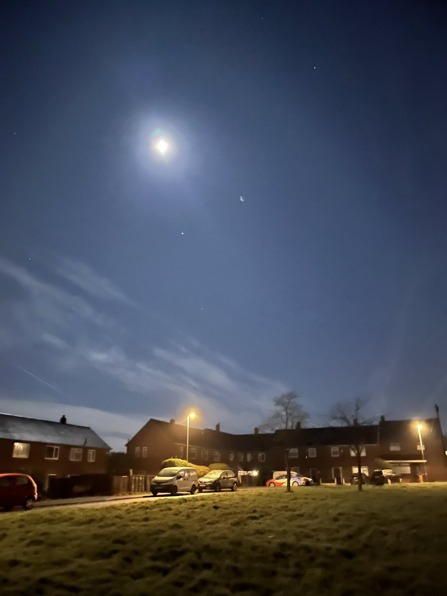 Morning gang.
No sleep due to a certain pup not allowing it.
Witnessed a shooting star on our little walk out though first thing.
Happy Monday… take care as it’s very icy out there and was minus temps de-icing… 
Is is bedtime yet? 😂