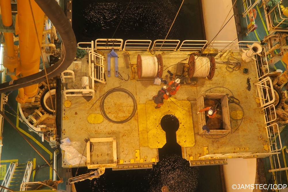 Chikyu_JAMSTEC's tweet image. 11/15 (Fri) Shallow coring reached target depth.
Next, we will try to #samplereturn from the plate boundary fault zone deep below the seafloor again. 

For more information👉 jamstec.go.jp/chikyu/e/exp40…  

#Chikyu #JTRACK #IODP #JAMSTEC