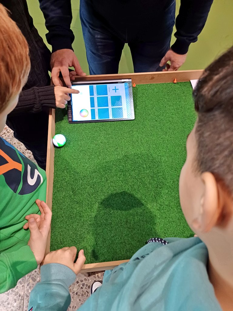 MMagdowski's tweet photo. @KUBO_Robot @Sphero @SpheroEdu @Ozobot @makeymakey @LehrstuhlEMV Noch einen kleinen Roboter konnten die Kids zusammen mit @TSchallschmidt an #MINTmachen-Station Nr. 5 ausprobieren: Der kulige @Sphero-Roboter lässt sich über die @SpheroEdu-App steuern, so dass man z.B. eine Art "Roboterminigolf" spielen kann. https://t.co/3DbOtKvRJV