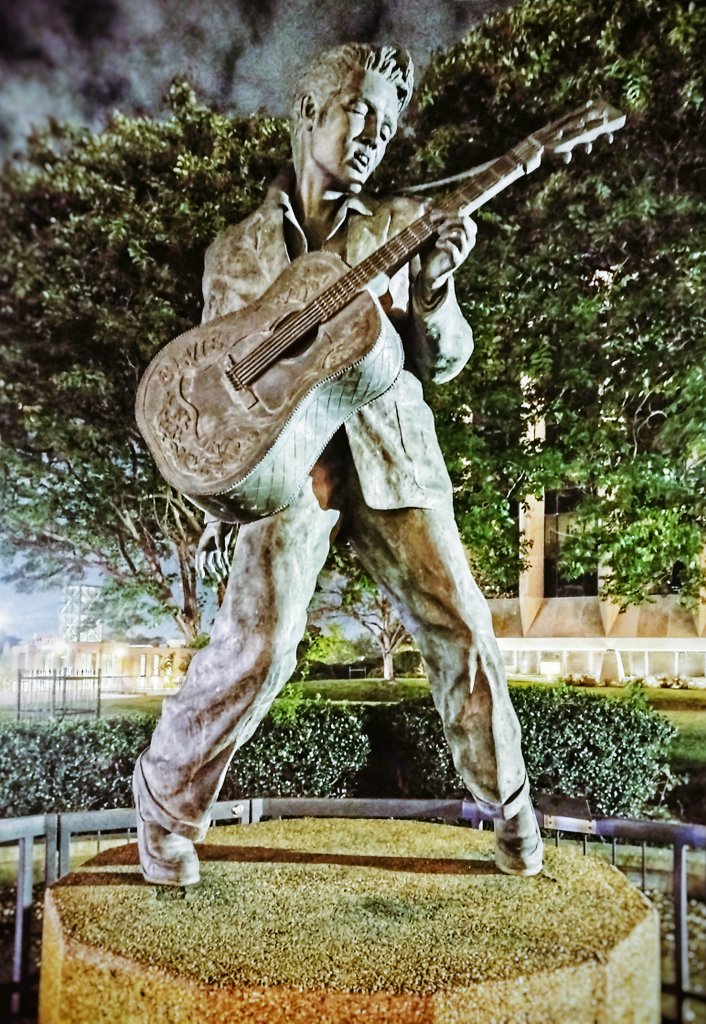 stanmade's tweet photo. #Bebopalula. Visitors to the city of #Memphis may be of two minds about the importance and bang-for-buck value of #Graceland, but here on #BealeStreet, this exquisite #bronzecast of #King #Elvis still reigns supreme. Check out the detail on the faux #embossed #leather #pickguard. https://t.co/FPViwRhtHL