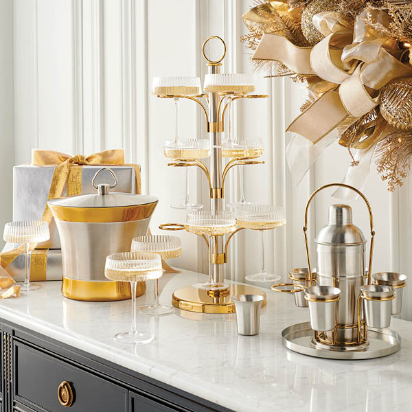 Frontgate's tweet photo. The Professional Series offers functional, professional-grade serveware that all entertainers should have in their repertoire. 
.
.
.
#tablesetting #decoratingideas #homeinspo #barcart https://t.co/zZVEyPDqum