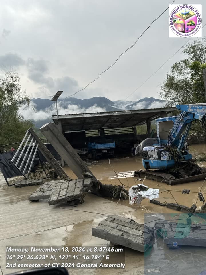 rapplerdotcom's tweet photo. Barangay Bonfal Proper, Bayombong, Nueva Vizcaya monitors knee- to waist-deep floods, damaged houses, and uprooted trees on Monday, November 18, in the wake of Super Typhoon Pepito. 📸: Barangay Bonfal Proper | via Christopher Go

#PepitoPH LIVE UPDATES: https://t.co/EKQSsjSvcf https://t.co/Pvc3CjjTnB