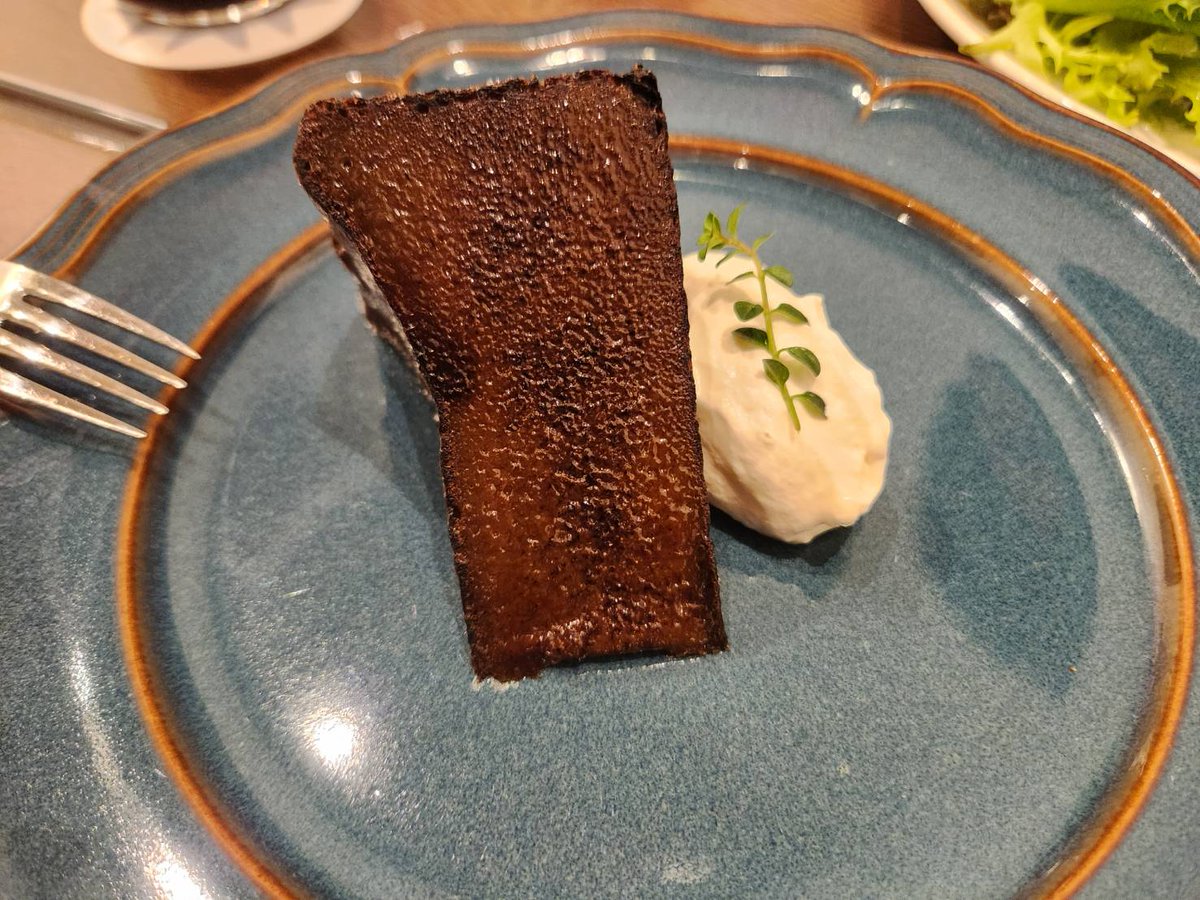 workszerodesign's tweet photo. アコガレットカフェのチーズケーキに新メニューです！
ほうじ茶バスクチーズケーキ🌱ほうじ茶って普段あんまり飲まないのですが、とってもおいしいです！！😊バーナーでブリュレされてます https://t.co/yH2nXk6LlE