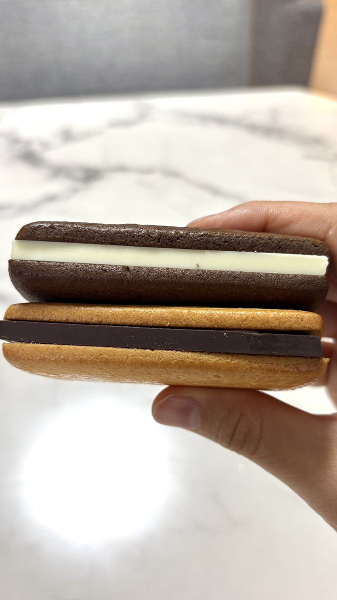「速報」
無印の激うまチョコサンドクッキー再販
分厚いチョコが挟まってガチで優勝。