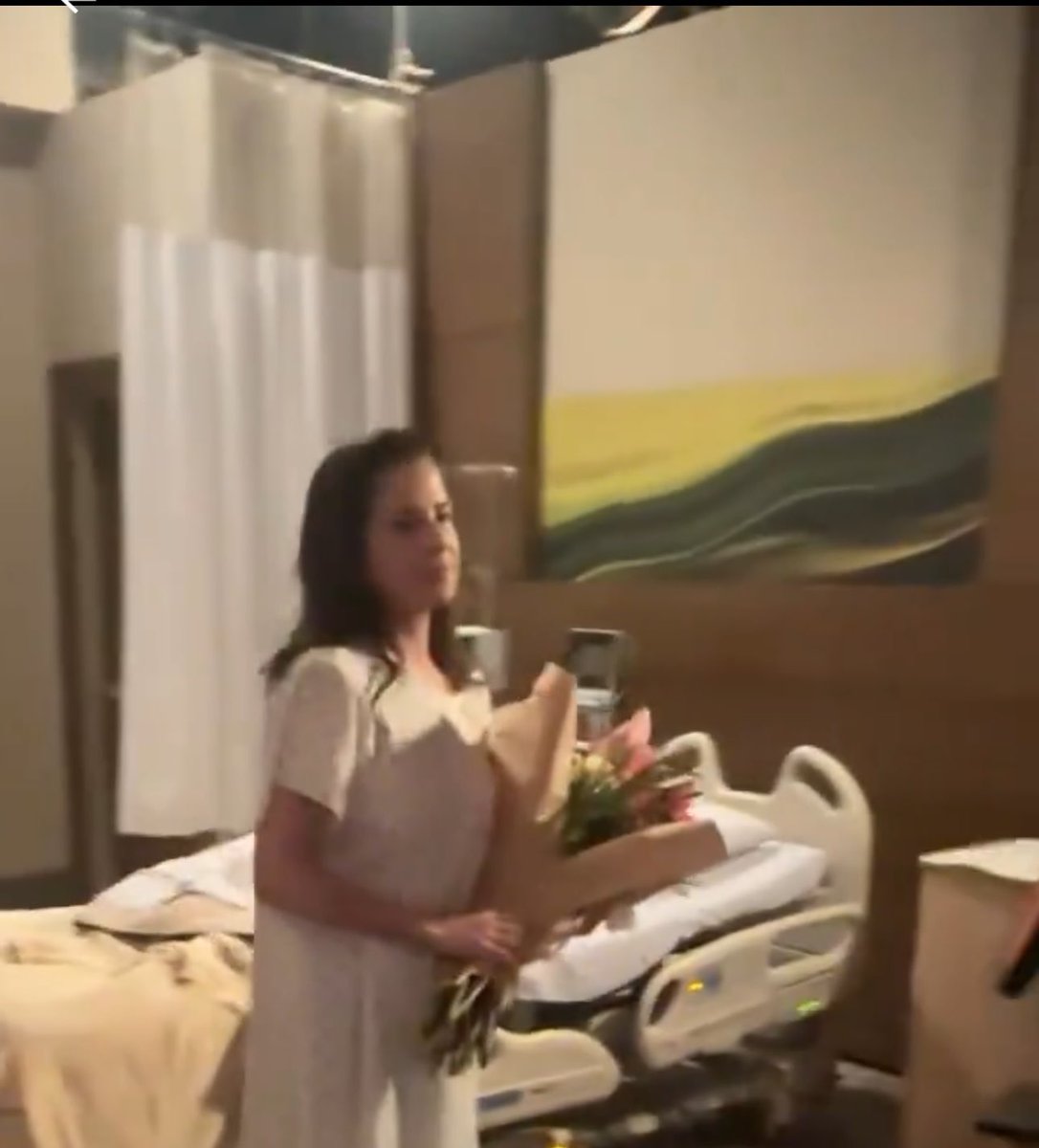 einnoc115's tweet photo. I couldn’t find the right words to best express how I feel watching this video &amp; seeing Kelly saying her goodbyes to the family she’s had for over 2 decades. I’m overwhelmed w/sadness &amp; so much love for U Kelly . And I have nothing nice  to say to you ,Frank Valentini. https://t.co/nxX3DBdzsz
