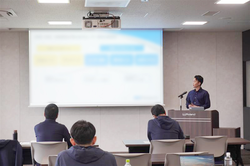 RolandDG_PR's tweet photo. 入社3年目の若手社員が職場の課題解決に取り組み、その成果を発表しました。発表者は自主的に原因の特定や関係者の協力を得たことを報告しました。発表を受け社長は「3年間の成長を感じた」「継続して取り組んで欲しい」と、今後の活躍に期待を込めていました。
#rolanddg
#DGSHAPE https://t.co/L6PqTgceIS