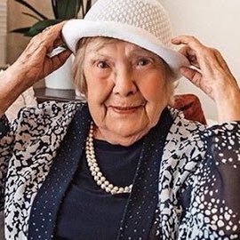 Mekke Allah'ın evi değildir.
Allah kişi değildir ki evi olsun. 
O ev Hz. İbrahim'in Hacer ile ondan doğan İsmail için yaptığı evdir. 
Hiçbir kutsallığı yoktur.

Peki, Hacer kimdir...?! Kur'anda ismi geçen Mısırlı kadındır.
Çocuğu olmayan Sare tarafından İbrahim'e sunulduğunda