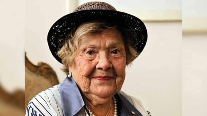 İnancın başkalarının haklarına, özgürlüklerine ve yaşamına müdahale ediyor.
İşte sorun da burda başlıyor

Yoksa kimse senin dinine inancına düşman felan değil.
Neye inanırsan inan, nasıl ibadet edersen et, beni ilgilendirmez.
Yeterki inancını başkalarına diretme.

Kendin gibi