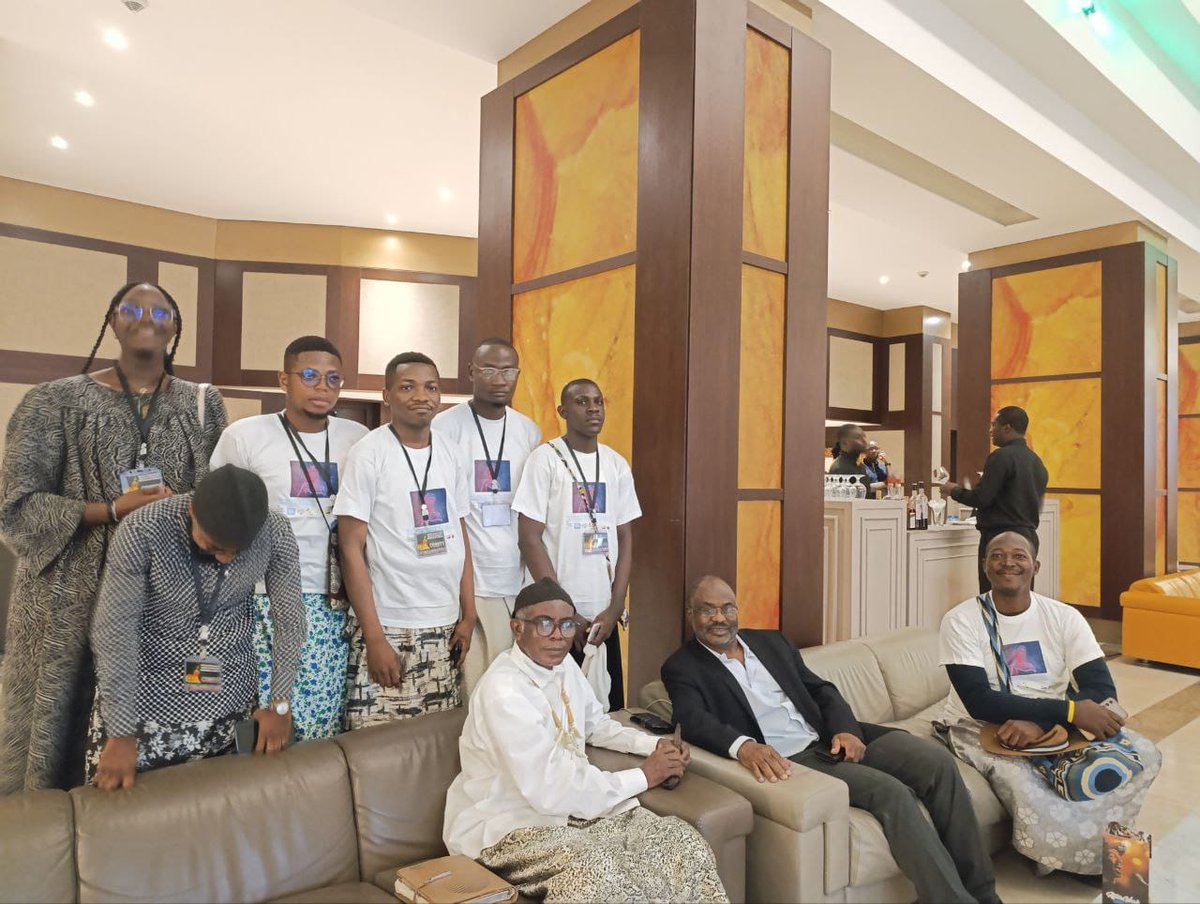 Après un long voyage vendredi dernier, j’ai eu l’honneur d’être chaleureusement accueilli au Krystal Palace de Douala par S.M. Emmanuel Ndoumbe, chef traditionnel de #BONENDALE I, entouré de ses dignes sujets. Bien que ma conférence inaugurale soit prévue le lendemain à 10 h, je