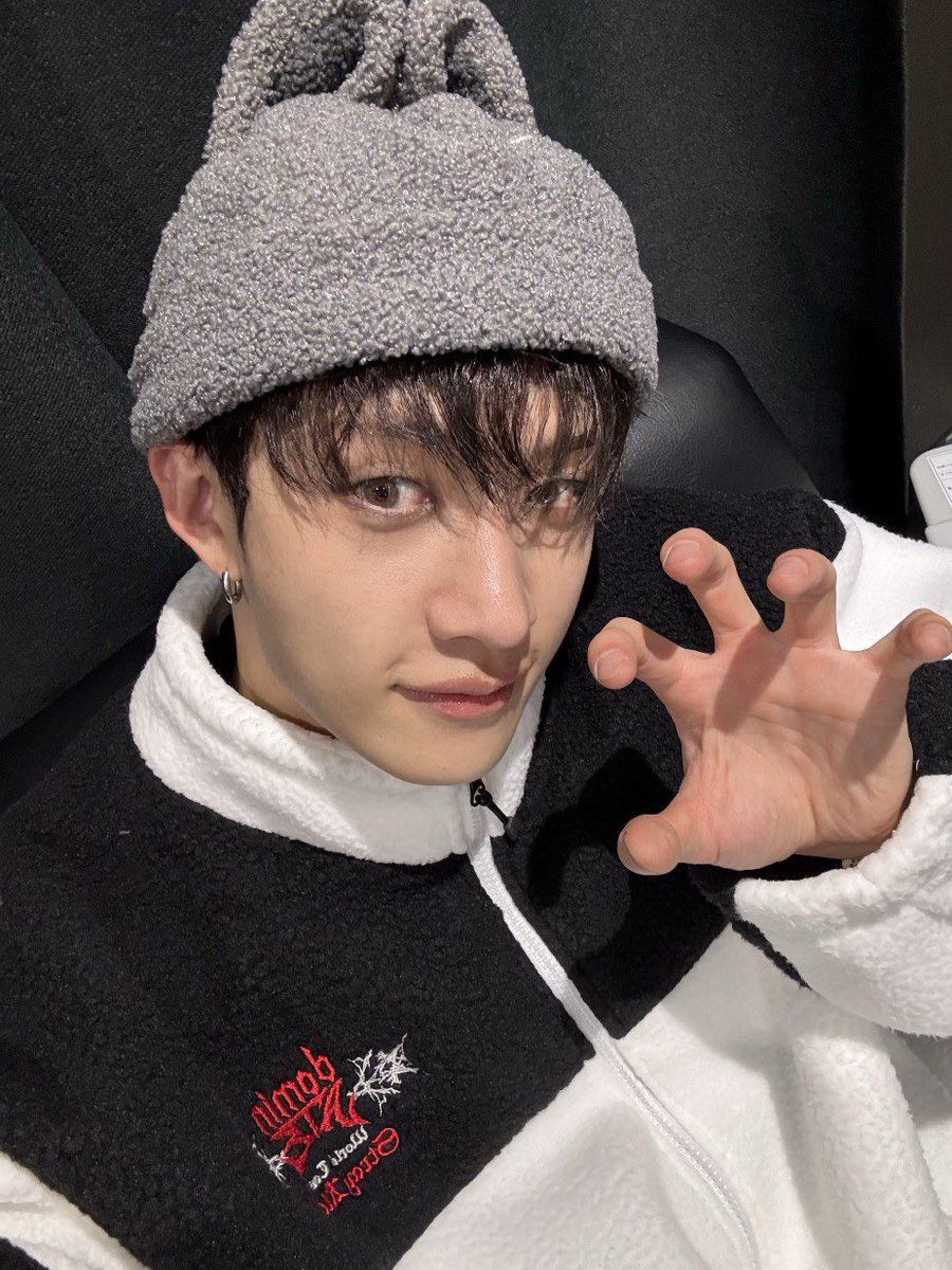 🐺 - 🌱
[181124] 3:53 PM KST
(KOR&amp;ENG) 

*SELFIES