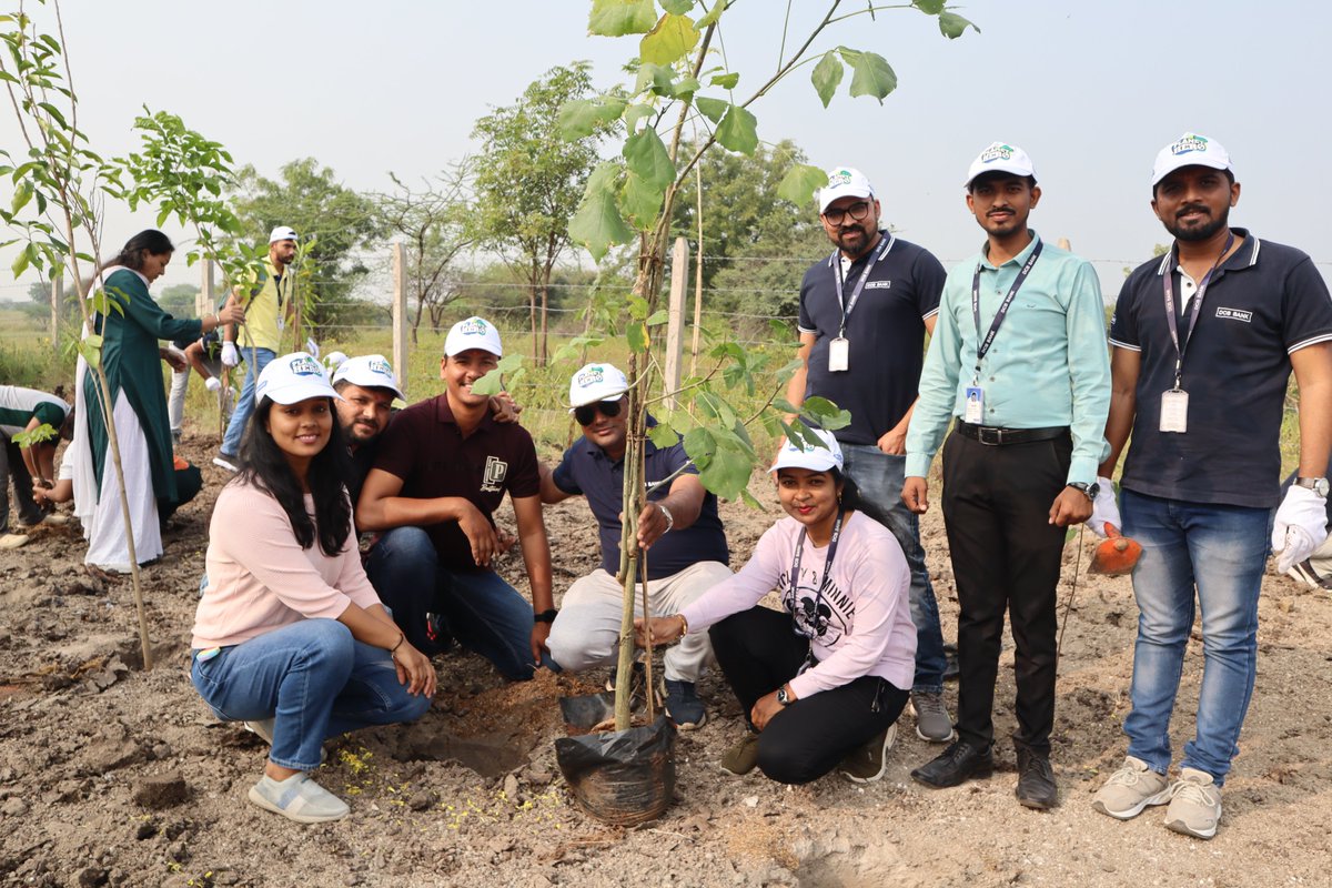 PrayasGroup's tweet photo. Proud to partner with  DCB bank to transform 0.5 acres of barren land into a lush green oasis with 500 native trees in Chhatrapati Sambhajinagar, Maharashtra!
125+ participants joined us to plant 25+ native species, ensuring biodiversity &amp; sustainability. https://t.co/fvsj3gwXin