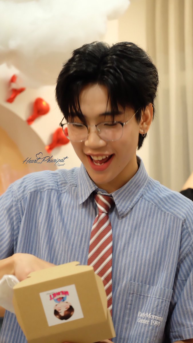 phuripatsupport's tweet photo. เมื่อน้องฮาร์ทได้รับของที่ระลึกแบบเดียวกับแฟนคลับที่มาร่วมงาน คุณเขาชอบสิ่งนี้มากคับ ❤️💖
#HeartPhuripat24thBDAY
#h_phuripat #HeartPhuripat
@H_phuripat https://t.co/5EBIQHY1i8