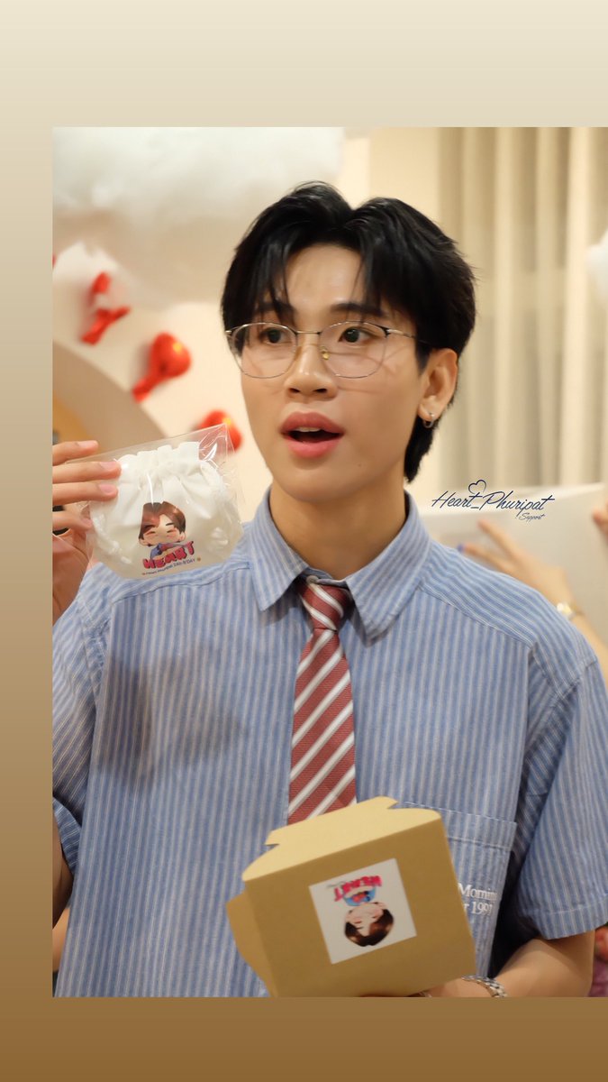 phuripatsupport's tweet photo. เมื่อน้องฮาร์ทได้รับของที่ระลึกแบบเดียวกับแฟนคลับที่มาร่วมงาน คุณเขาชอบสิ่งนี้มากคับ ❤️💖
#HeartPhuripat24thBDAY
#h_phuripat #HeartPhuripat
@H_phuripat https://t.co/5EBIQHY1i8