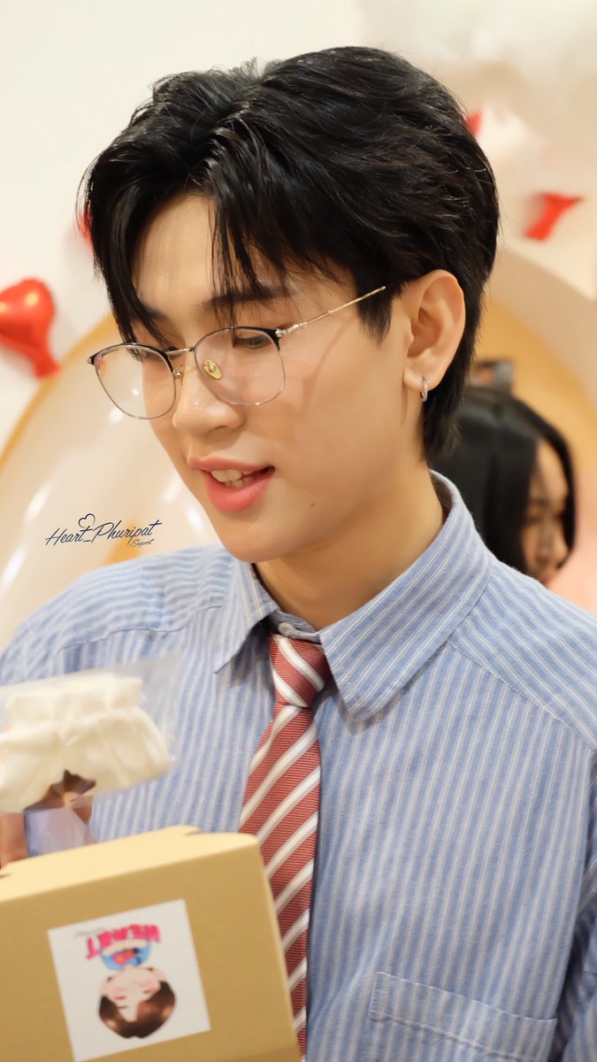 phuripatsupport's tweet photo. เมื่อน้องฮาร์ทได้รับของที่ระลึกแบบเดียวกับแฟนคลับที่มาร่วมงาน คุณเขาชอบสิ่งนี้มากคับ ❤️💖
#HeartPhuripat24thBDAY
#h_phuripat #HeartPhuripat
@H_phuripat https://t.co/5EBIQHY1i8