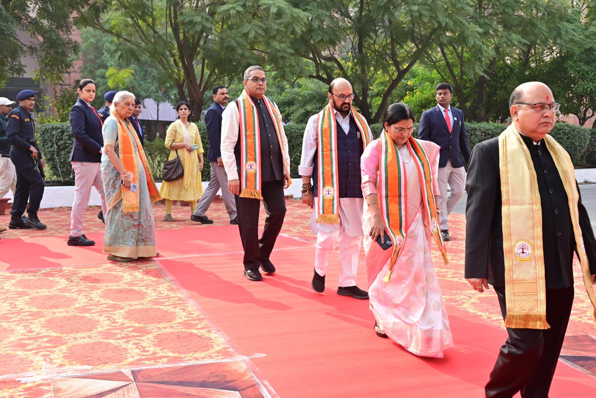 YogendraUpadhy's tweet photo. #ख्वाजा_मुईनुद्दीन_चिश्ती_भाषा_विश्वविद्यालय, लखनऊ के 09वें #दीक्षांत_समारोह के मंच पर पहुंचने से पूर्व परंपरागत शोभायात्रा में जाते हुए।
#NarendraModi #Anandibenpatel #MYogiAdityanath #YogendraUpadhyay #BJP4IND #BJP4UP #BJPGovernment #UttarPradesh #Lucknow #Dikshant https://t.co/oenhtRKJt0