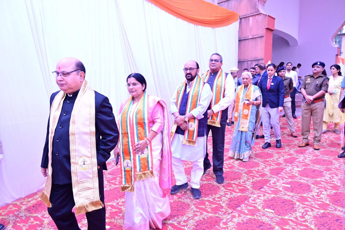YogendraUpadhy's tweet photo. #ख्वाजा_मुईनुद्दीन_चिश्ती_भाषा_विश्वविद्यालय, लखनऊ के 09वें #दीक्षांत_समारोह के मंच पर पहुंचने से पूर्व परंपरागत शोभायात्रा में जाते हुए।
#NarendraModi #Anandibenpatel #MYogiAdityanath #YogendraUpadhyay #BJP4IND #BJP4UP #BJPGovernment #UttarPradesh #Lucknow #Dikshant https://t.co/oenhtRKJt0