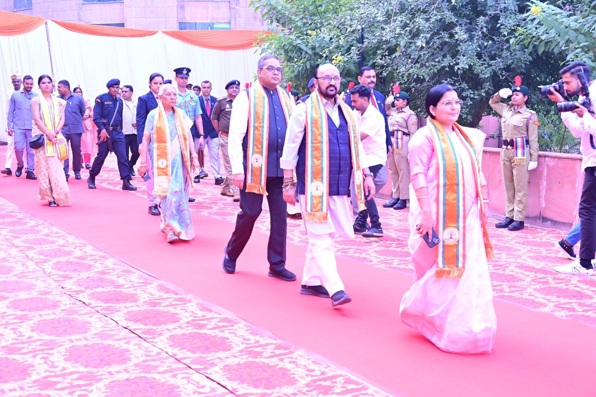 YogendraUpadhy's tweet photo. #ख्वाजा_मुईनुद्दीन_चिश्ती_भाषा_विश्वविद्यालय, लखनऊ के 09वें #दीक्षांत_समारोह के मंच पर पहुंचने से पूर्व परंपरागत शोभायात्रा में जाते हुए।
#NarendraModi #Anandibenpatel #MYogiAdityanath #YogendraUpadhyay #BJP4IND #BJP4UP #BJPGovernment #UttarPradesh #Lucknow #Dikshant https://t.co/oenhtRKJt0